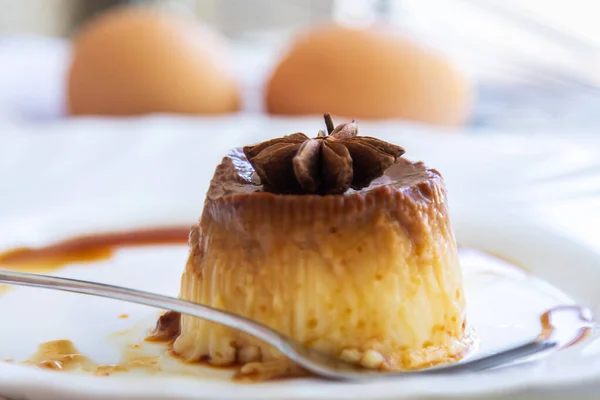 Delicious Egg Custard Caramel White Plate — Stock Photo, Image