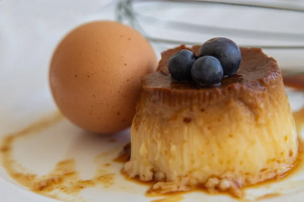 Läcker Ägg Vaniljsås Med Kola Vit Tallrik — Stockfoto