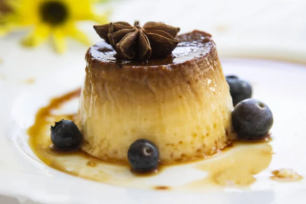 Delicioso Creme Ovo Com Caramelo Mirtilos Prato — Fotografia de Stock