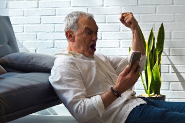 Adam başarılı bir şekilde cep telefonu haberlerini kutluyor