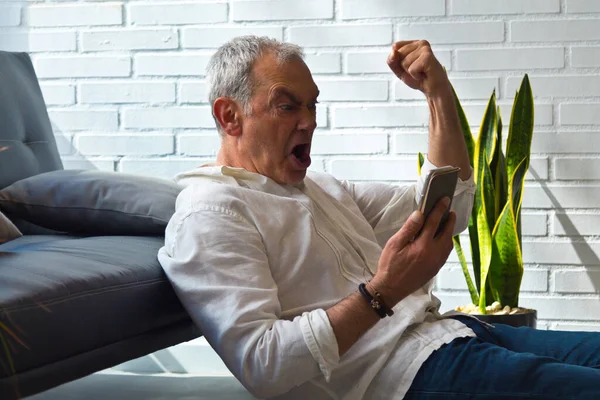 Adam başarılı bir şekilde cep telefonu haberlerini kutluyor