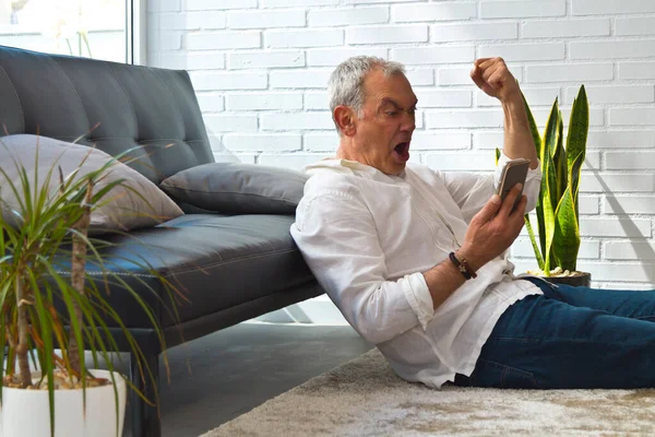 Adam başarılı bir şekilde cep telefonu haberlerini kutluyor