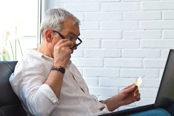 Hombre Mediana Edad Con Ordenador Portátil Tarjeta Crédito — Foto de Stock