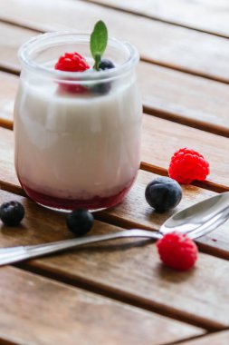 Masada ahududu ve yaban mersinli yoğurt