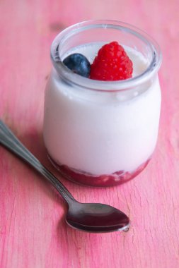 Ahududu ve yaban mersinli taze yoğurt.