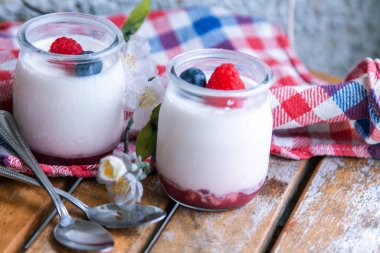 Ahududu ve yaban mersinli taze yoğurt.