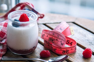 yoğurt ve mezura, diyet ve yeme konsepti