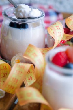 Çilekli yoğurt ve mezura, diyet ve sağlık kavramı