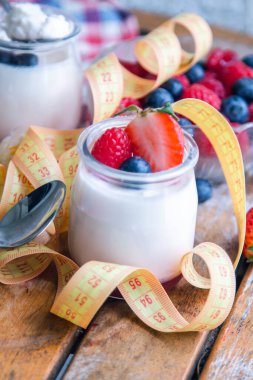 Çilekli yoğurt ve mezura, diyet ve sağlık kavramı