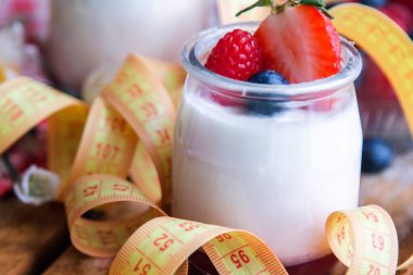 Çilekli yoğurt ve mezura, diyet ve sağlık kavramı