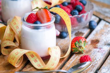 Çilekli yoğurt ve mezura, diyet ve sağlık kavramı