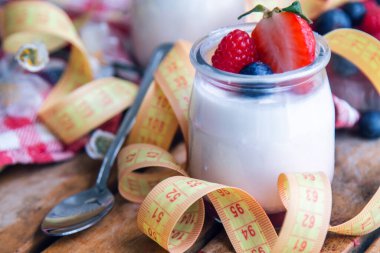 Çilekli ve yaban mersinli Yunan yoğurdu ve mezura, diyet ve sağlık konsepti