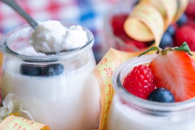 Çilekli ve yaban mersinli Yunan yoğurdu ve mezura, diyet ve sağlık konsepti