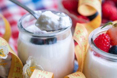 Çilekli ve yaban mersinli Yunan yoğurdu ve mezura, diyet ve sağlık konsepti