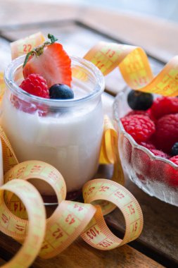 Çilekli ve yaban mersinli Yunan yoğurdu ve mezura, diyet ve sağlık konsepti