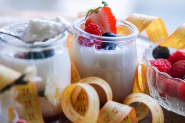 Çilekli ve yaban mersinli Yunan yoğurdu ve mezura, diyet ve sağlık konsepti