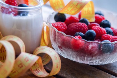 Çilekli ve yaban mersinli Yunan yoğurdu ve mezura, diyet ve sağlık konsepti