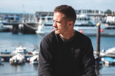 # Genç adam kaldırımda oturuyor #