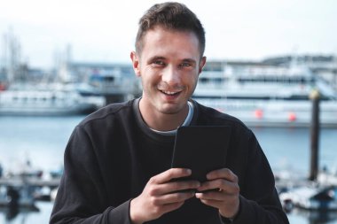 Liman ve seyahat konseptinde dijital tablet kullanan adam