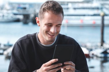 Liman ve seyahat konseptinde dijital tablet kullanan adam