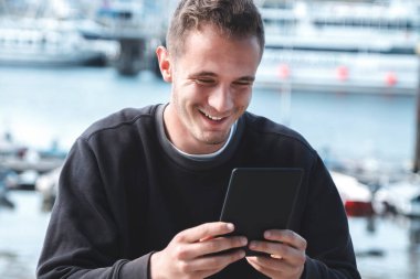 Liman ve seyahat konseptinde dijital tablet kullanan adam