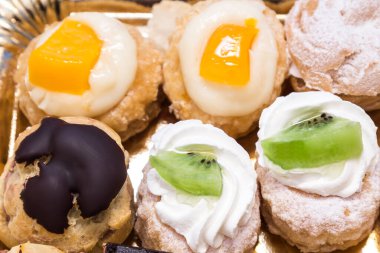 Kremalı, çikolatalı ve çeşitli meyveli mini kekler.