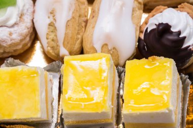 Kremalı, çikolatalı ve çeşitli meyveli mini kekler.