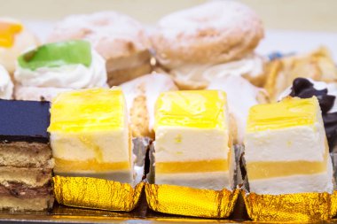 çeşitli tatlardan bir tepsi kek