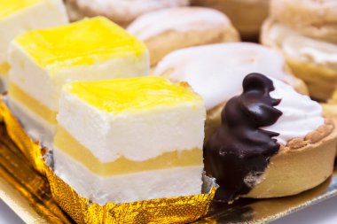 çeşitli tatlardan bir tepsi kek