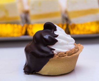 İzole edilmiş lezzetli mini çikolatalı kekler.