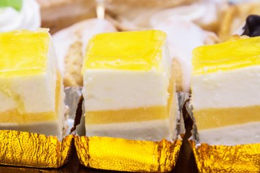 Kremalı, çikolatalı ve çeşitli meyveli mini kekler.