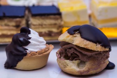 İzole edilmiş lezzetli mini çikolatalı kekler.