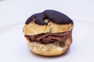 Beyaz üzerine izole edilmiş çikolatalı pasta