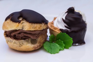 İzole edilmiş lezzetli mini çikolatalı kekler.