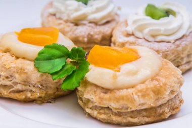 Çeşitli meyveli kekler izole edilmiş.