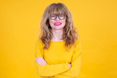 Gözlüklü orta yaşlı kadın portresi