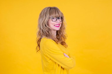 Gözlüklü orta yaşlı kadın portresi