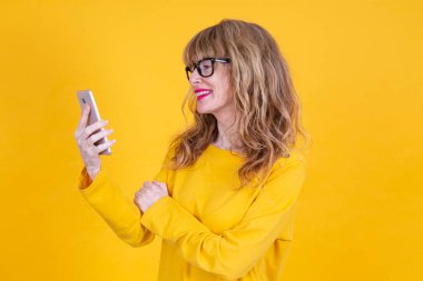 Cep telefonu olan yetişkin bir kadın izole edildi