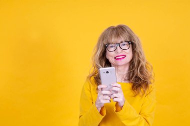 Cep telefonu olan yetişkin bir kadın izole edildi