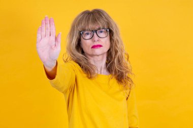 Dur işareti yapan kadının portresi.