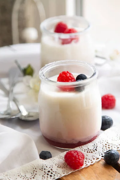 Yogurt Raspberries Glass Jars — ストック写真