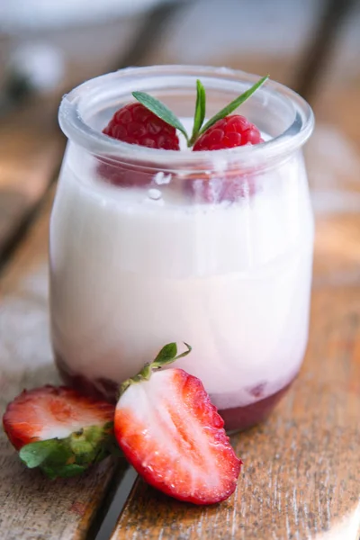 Yoghurt Strawberries Wooden Background — Zdjęcie stockowe