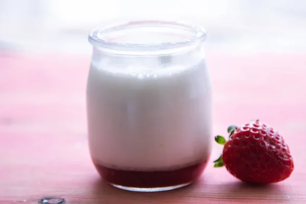 Jogurt Truskawkami Różowym Tle — Zdjęcie stockowe