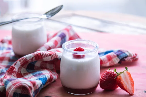 Jogurt Truskawkami Różowym Tle — Zdjęcie stockowe