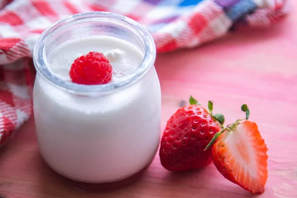 Yoghurt Met Aardbeien Roze Achtergrond — Stockfoto