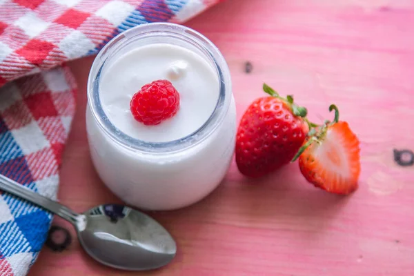 Joghurt Mit Erdbeeren Auf Rosa Hintergrund — Stockfoto