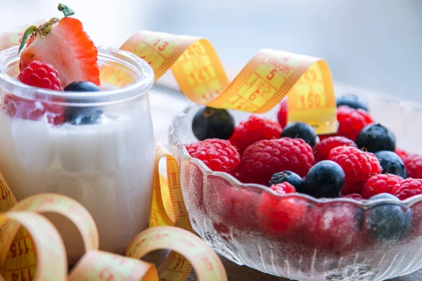 Greek Yogurt Strawberries Blueberries Measuring Tape Diet Health Concept — ストック写真