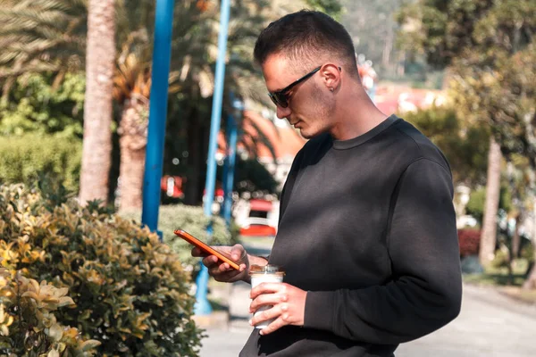 Man Met Mobiele Telefoon Het Drinken Van Koffie Tijdens Het — Stockfoto