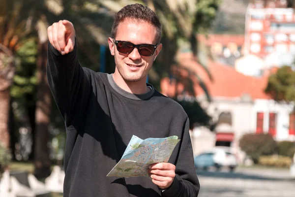 Jeune Homme Pointant Doigt Une Direction Avec Carte Main Concept — Photo