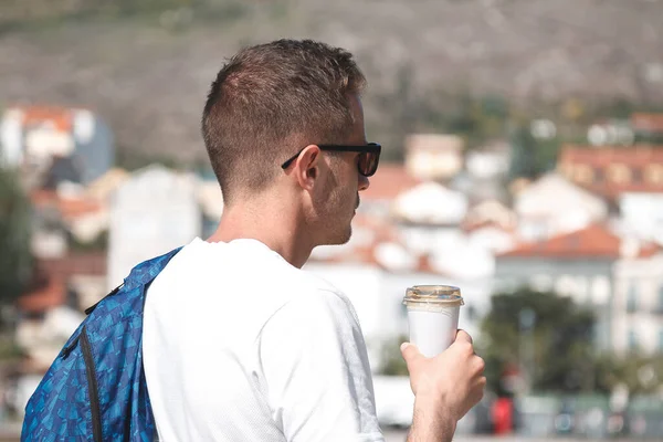 Man Met Tas Koffie Gaan Sightseeing — Stockfoto